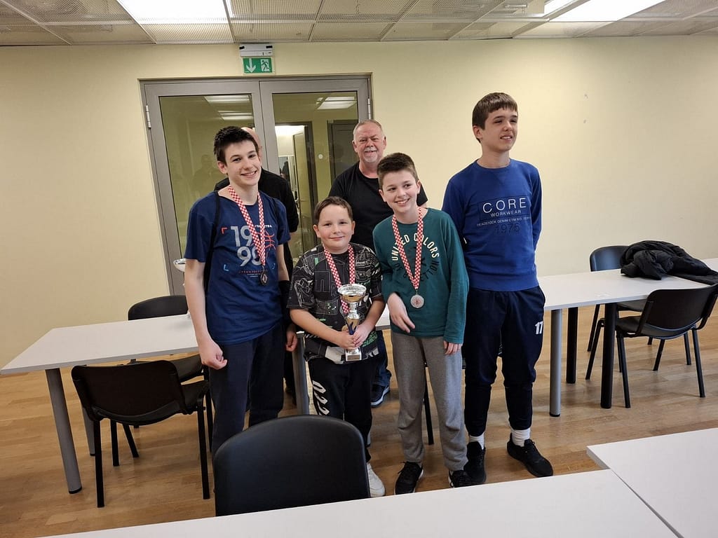 Kadetska ekipa šahovskog kluba Pula s medaljama i peharom