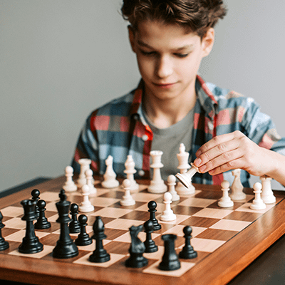 Škola šaha za vrijeme koje dječak igra bijelim figurama
