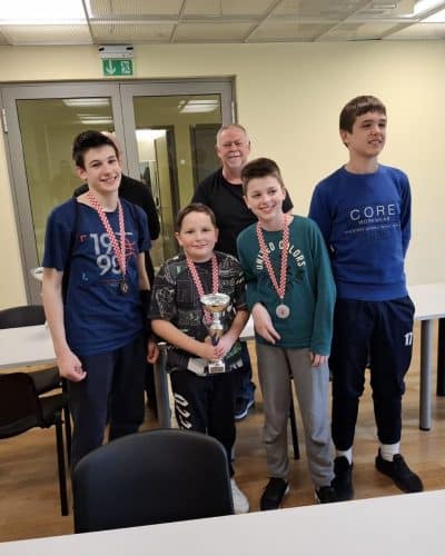 Kadetska ekipa šahovskog kluba Pula s medaljama i peharom